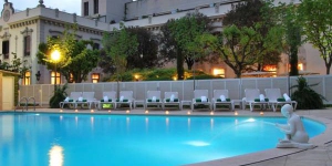  El Hotel Balneario Prats está situado en Caldes de Malavella y dispone de un spa termal y de una piscina al aire libre, climatizada mediante aguas termales naturales. Todas sus habitaciones ofrecen vistas al jardín o al patio.