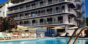  L'hotel Nereida disposa de piscina exterior i terrassa, habitacions amb balcó i internet Wi-Fi gratuït. Es troba a 300 metres de la platja i a 500 metres del centre de l'Estartit.