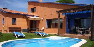  Featuring a private pool, Villa Jovitta is situated 5 km from the centre of Lloret de Mar. It offers accommodation with air conditioning, heating, and free WiFi.