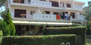  El Apartamento Playa, situado en S'Agaró, ofrece acceso a una piscina al aire libre. Cuenta con una terraza amueblada y un jardín.