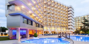  Le Beverly Park & Spa est un hôtel moderne, situé à proximité de la plus longue plage de Blanes, sur la Costa Brava. Depuis l'établissement, il est facile d'accéder à Gérone et à son aéroport, situé à 45 km.