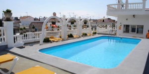 L'Apartamentos Las Americas vi attende a 10 minuti a piedi dalla spiaggia di Blanes. Vanta un'ampia terrazza con piscina stagionale all'aperto e lettini, e alloggi con balcone.