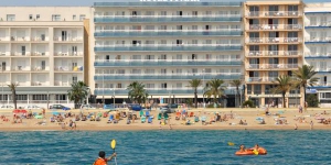  Situato proprio sulla spiaggia di S'Abanell, la più lunga spiaggia della Costa Brava, l'Hotel Pimar & Spa si trova a 5 minuti a piedi dal centro della città di Blanes. Comprendente una piscina riscaldata, questo hotel dispone di un centro benessere con vasca idromassaggio, lettini termali e bagno di vapore.