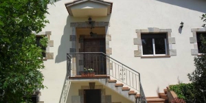  Offering an outdoor pool, Holiday home Sant Hilari is located in Maçanet de la Selva. The accommodation will provide you with a balcony and a terrace.