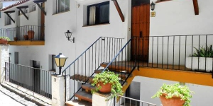  Apartment Sa Tuna 1 is a self-catering accommodation located in Begur. There is a full kitchen with a microwave and a refrigerator.