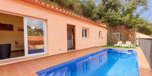  Located in Calonge, Villa Calonge 1 offers an outdoor pool. There is a full kitchen with a dishwasher and a microwave.