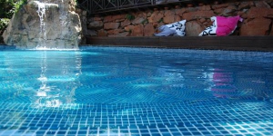  Дом для отпуска Exclusive Villa - Baix Emporda - Costa Brava с открытым бассейном, теннисным кортом и бесплатным WiFi расположен в Калонже. В распоряжении гостей балкон, терраса и телевизор с плоским экраном.