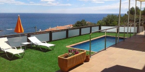  Offering an outdoor pool, Maison Cau Del Llop is located in Llanca. Free WiFi access is available in this holiday home.