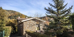  Occupant un bâtiment traditionnel en pierre, à Ripoll, le Can Carles est agrémenté d'un jardin et d'une terrasse avec barbecue. La maison de vacances propose des chambres spacieuses et modernes, pourvues d'une connexion Wi-Fi gratuitement accessible dans tout l'établissement.