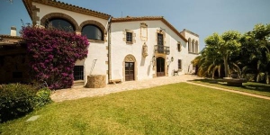  Villa Mas Cruanyes is gevestigd in een 17e-eeuwse villa in Platja d'Aro, biedt uitzicht op zee en heeft een grote tuin met een buitenzwembad. U kunt gebruikmaken van gratis WiFi en gratis privéparkeergelegenheid.