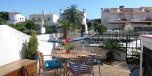  Three-Bedroom Holiday Home Empuriabrava Girona 1 is located in Empuriabrava. The accommodation will provide you with a terrace.