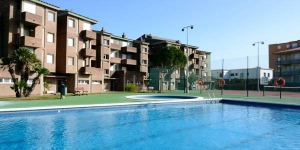  Voramar is located right on the beachfront in the quiet Els Griells area of L'Estartit. Set in a complex with a shared outdoor pool, this apartment features a private balcony with fantastic sea views.