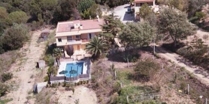  La Villa Beatriz está a 3 km de Blanes y cuenta con piscina al aire libre, jardín con zona de barbacoa y conexión WiFi gratuita. La playa de Cala de Sant Francesc queda a 10 minutos en coche.