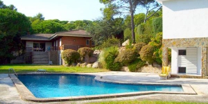  Offering an outdoor pool, Villa Playa Esmeralda is located in Calonge. Free WiFi access is available in this holiday home.