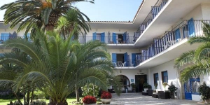  El Bell Repòs está situado en el centro de la localidad de Platja d'Aro, a 1 minuto a pie de la playa. Ofrece desayuno buffet y cuenta con aparcamiento privado y conexión WiFi.