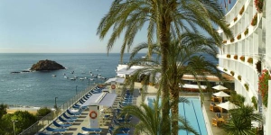  Dieses Hotel am Meer bietet einen direkten Zugang zum Strand Playa de la Mar Menuda. Es verfügt über einen Außenpool, einen Whirlpool, einen Wellnessbereich, Tennisplätze und eine Tauchschule.