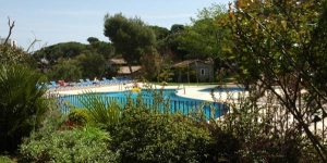  Bungalodge Sant Pol is located 5 minutes’ walk from S’Agaró Beach in Sant Feliu dels Guixols. It offers an outdoor pool, mini golf course and bungalows with a private porch.