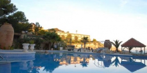  This hotel is located just outside Sant Feliu de Guixols, on a peninsula surrounded by the Mediterranean Sea. It offers indoor and outdoor pools and air-conditioned rooms with a balcony.