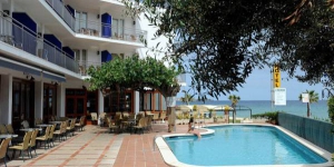 Mit Blick auf das klare Wasser des Mittelmeers begrüßt Sie das familiengeführte Hotel in ruhiger Lage in der Palomos-Bucht an der Costa Brava. Das Reimar und seine Terrasse liegen direkt am Meer mit seinen feinen Sandstrände und ruhige Wassern - ideal für Familien mit Kindern.