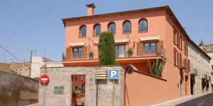 L'hôtel Casa Clara se trouve dans le centre historique de Castelló d'Empúries, dans la région d'Alt Empordà, en Catalogne. Il propose des chambres élégantes et climatisées, dotées d'une connexion Wi-Fi gratuite et donnant sur la vieille ville médiévale de Castelló.