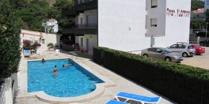  Gli appartamenti Flomar sono situati in una tranquilla zona di L'Estartit, a soli 400 metri dalla spiaggia. Situati intorno a una piscina stagionale all'aperto, gli appartamenti dispongono di balconi privati ​​e TV satellitare a schermo piatto.