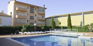  El RVHotels Apartamentos Del Sol se encuentran a menos de 1 km de la playa de Estartit, en la Costa Brava. Estos apartamentos disponen de balcón privado, piscina al aire libre y terraza.