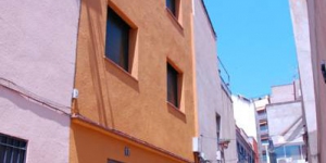   Aufenthalt im Herzen von Lloret de Mar  Die hellen, klimatisierten Apartments liegen nur 300 Meter vom Strand entfernt im Zentrum von Lloret de Mar. Jedes der Apartments des Sant Lluís verfügt über eine offen geschnittene Küche mit einem Cerankochfeld, einem Geschirrspüler und einer Waschmaschine.