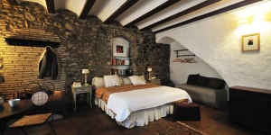  This restored 15th-century house offers charming, rustic rooms with free Wi-Fi and a terrace overlooking the Medieval village of Corçà. The Costa Brava beaches of L’Estartit and Palafrugell are a 30 minute drive away.