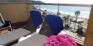   Verblijf in het hart van Lloret de Mar  Het moderne, onlangs gerenoveerde Hotel Metropol ligt in het centrum van Lloret de Mar, op slechts 45 meter van het strand Playa Lloret. De kamers zijn voorzien van airconditioning en gratis WiFi.