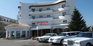  Das Ampuria Inn befindet sich 3 km vom Stadtzentrum von Empuriabrava mit Europas größtem Yachthafen, 3 km vom Strand sowie nur 100 m vom Empuriabrava Skydive Center und vom Indoor-Windkanal Windoor entfernt. Freuen Sie sich auf einen Außenpool und eine Poolbar.
