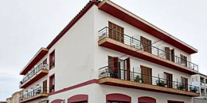  Este hotel ofrece conexión Wi-Fi gratuita en una zona tranquila cerca de la playa, en el centro de Palamós. Está cerca de muchos de los lugares de interés cultural y natural de Cataluña.