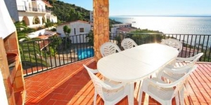  El Holiday House Joan Sarda se encuentra a 1,5 km de la hermosa localidad de Roses y goza de impresionantes vistas al mar Mediterráneo. Ofrece 4 habitaciones con aire acondicionado y una piscina privada al aire libre.