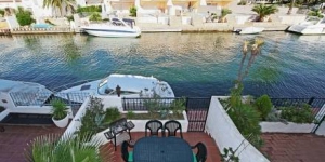  Cette élégante et spacieuse maison de 3 étages se situe dans le quartier de Port Currica, à Empuriabrava. Elle dispose d'une terrasse meublée offrant une jolie vue et d'un petit emplacement pour amarrer un petit bateau.