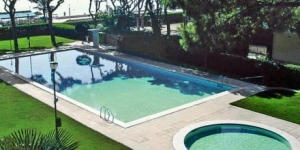  Dit gezellige appartement ligt op 100 meter van het strand van S'Abanell, en op 1,5 km van het centrum van Blanes. Het biedt ruime gemeenschappelijke tuinen, een buitenzwembad en een balkon met een prachtig uitzicht op zee.