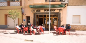  L'Hostal Juventus està situat a 20 m de la platja de Portbou i a 5 minuts a peu de l'estació de tren. L'establiment ofereix habitacions senzilles amb Wi-Fi gratuïta i un bar cafeteria, on se serveix un esmorzar continental.