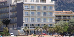  Situé en face de la plage Salatà à Roses, l'établissement Maritim propose une piscine extérieure avec une terrasse bien exposée. Toutes les chambres climatisées disposent d'une connexion Wi-Fi gratuite et d'un balcon.