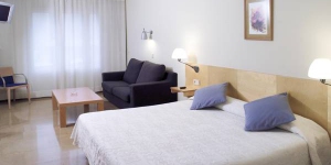 In a neoclassic building from the 19th century, the Rambla Figueres offers free Wi-Fi and great views of the Rambla. The functional rooms feature a simple design and include a private bathroom and satellite TV.