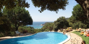  This peaceful apartment complex is set on the Costa Brava’s beautiful Santa Cristina beach, surrounded by 11 acres of green parkland. Soak up the Mediterranean sunshine on the golden, sandy beach and bathe in the clear waters.