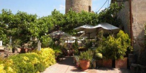  Hotel Restaurante El Fort is located in Ullastret, a 10-minute drive from La Bisbal d’Empordà, 15 minutes’ drive from the beach. This rustic hotel offers free Wi-Fi and a restaurant with terrace overlooking the countryside.