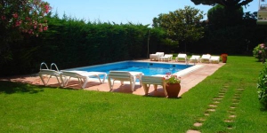  Los Apartamentos Rayon du Soleil están rodeados de jardines, a 1 km del centro de S'Agaró y a 800 metros de la playa. El establecimiento dispone de una piscina de temporada y aparcamiento gratuito en las inmediaciones.