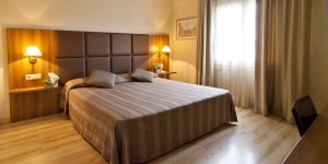  Das Hotel Pirineos befindet sich im Zentrum von Figueres wenige Schritte vom Dalí-Museum entfernt. Die Zimmer haben 26-Zoll-LCD-Fernsehgeräte und kostenfreies Wi-Fi.