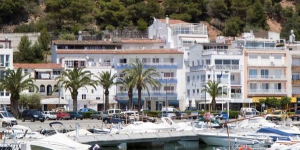  Das familiengeführte Hotel Les Illes empfängt Sie mit Blick auf den Hafen von L'Estartit und die Inseln Illes Medes. Dieses kleine Hotel befindet sich nur 5 Gehminuten vom Strand entfernt und bietet Ihnen ein Restaurant und eine Bar.