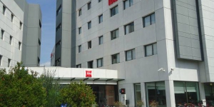 Ibis Girona features free parking and a 24-hour bar. It is just 270 yards from Josep Trueta Hospital and just under a mile from the historic center of Girona.