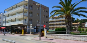  Apartaments Gibert is a self-catering accommodation located in Sant Antoni de Calonge. Free WiFi access is available.