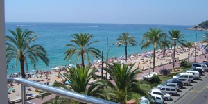   Stay in the Heart of Lloret de Mar  Apartaments Tropic is set on Lloret de Mar’s beachfront promenade, 5 minutes’ walk from the town centre. All apartments have a balcony or terrace with full or side sea views.