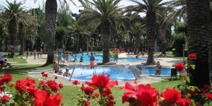  Le Camping Valldaro est situé en Catalogne, juste à la sortie de Platja d'Aro, dans la région de Baix Empordà. Il dispose de 3 piscines extérieures, d'un minigolf et de courts de tennis, et propose des bungalows climatisés.