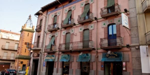  Este establecimiento está situado en Castellfollit de la Roca, en la zona volcánica de la Garrotxa. Alberga un restaurante que sirve platos tradicionales catalanes de la zona y ofrece conexión Wi-Fi gratuita en todo el establecimiento.