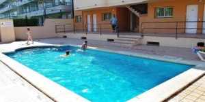  Situé à 800 mètres de la plage de L'Estartit, l'établissement RVHotels Apartamentos Els Salats dispose d'une piscine extérieure et d'une terrasse bien exposée. Chaque appartement possède un balcon privé, une kitchenette et une télévision.