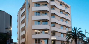   Verblijf in het hart van Lloret de Mar  Apartaments Xaine Sun ligt slechts op 200 meter van het strand, in een centrale wijk van Lloret de Mar. Alle appartementen en studio's zijn voorzien van airconditioning en verwarming.