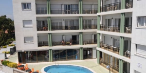   Allotja't al centre de Lloret de Mar  Aquests apartaments es troben al centre de Lloret de Mar, a la Costa Brava, a només 500 m del mar. Ofereixen una vista magnífica, jardí i piscina.